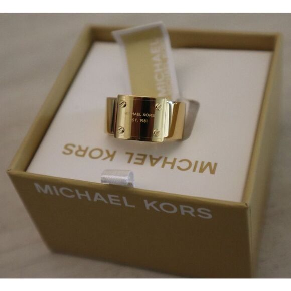 Michael Kors MKJX26577108 Women's Sz 8 Gold Tone Logo Plate Fashion Ring - Picture 7 of 7
